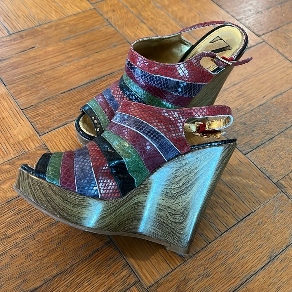 Sergio Zelcer - Retro rainbow wedge. ADORABLE & SEXY! 👠